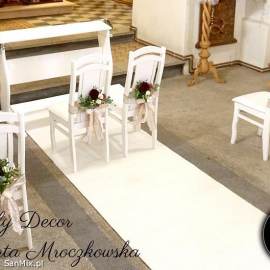 Biały Klęcznik 4 krzesła do dekoracji kościoła -  wypożyczenie