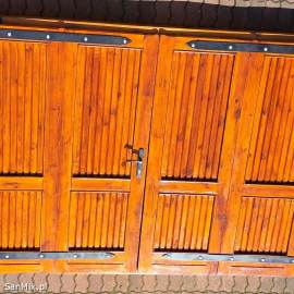 Duże solidne drewniane drzwi garażowe